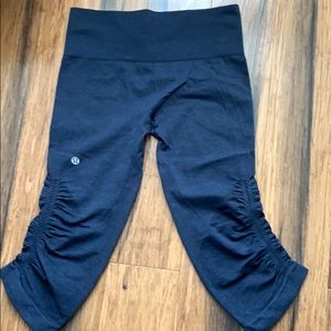 Dark blue lululemon egg to street crop